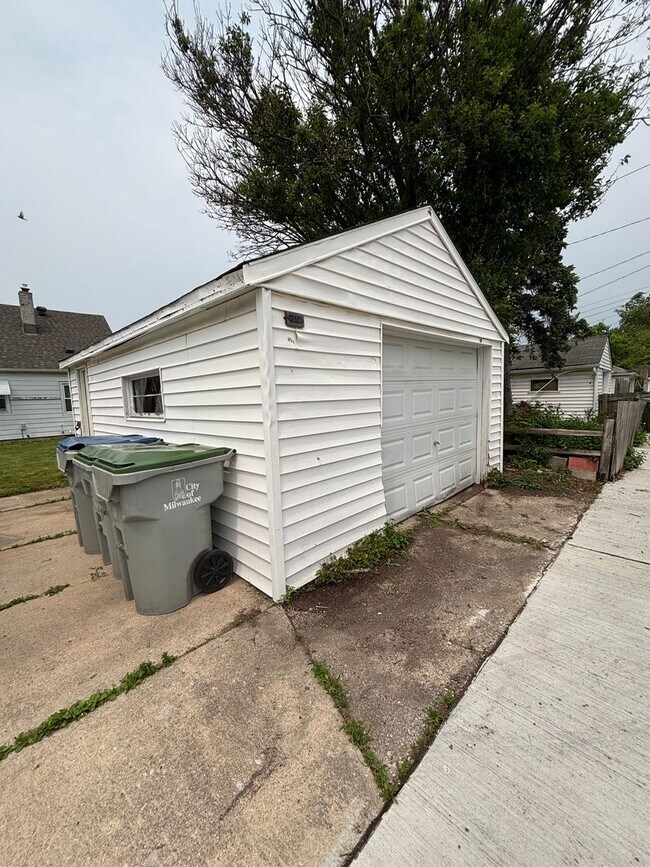 Foto del edificio - HUGE NICE 3BR SINGLE FAMILY HOME, PARKING,...