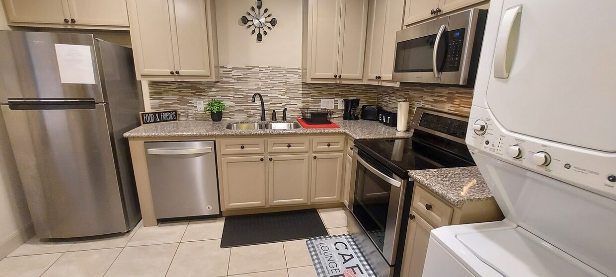 Fully Accompanied Kitchen - 3340 Blodgett St