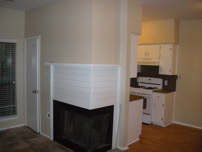 Building Photo - HYDE PARK TERRACE - NORTH CAMPUS - PRIVATE UPDATED 1 BEDROOM FOR AUGUST 2026 PRE-LEASE