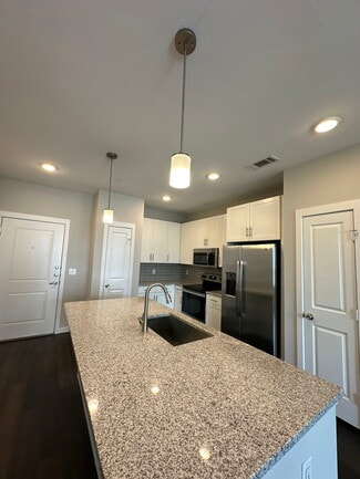 Building Photo - 1916 N Beckley Ave