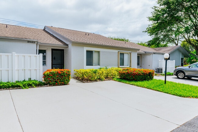 Foto del edificio - 8585 Sunbird Pl