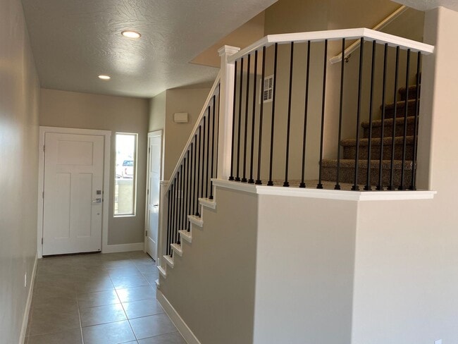 Building Photo - Newer- Red Mountain Vista Town Home,