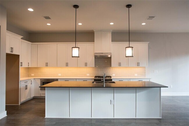 Building Photo - 3022 Sunridge Dr