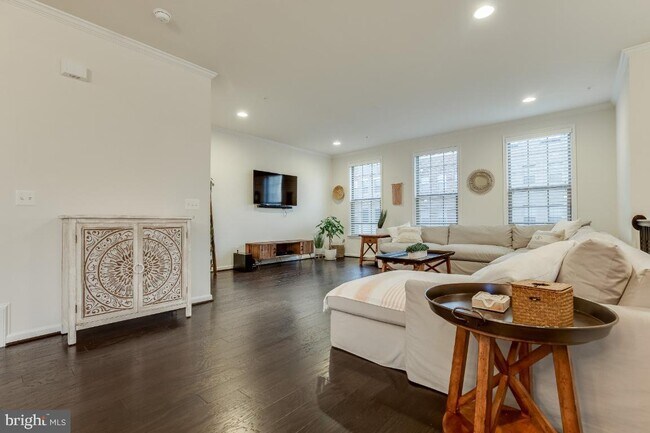 Building Photo - Stunning, light-filled end unit townhome in sought-after Brambleton community.