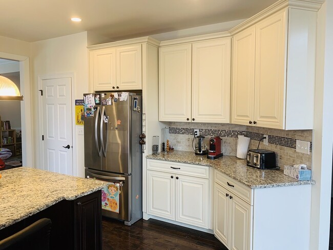 Building Photo - 17 Hickory Cir