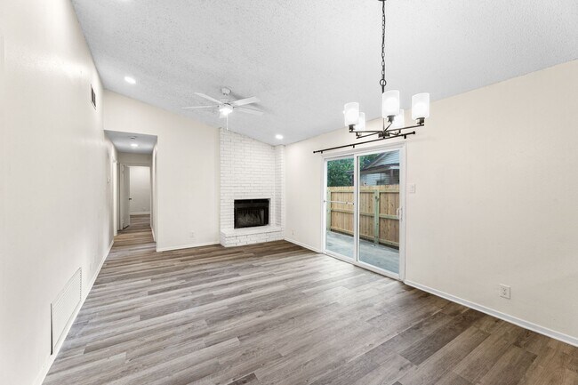 Foto del edificio - Tastefully Updated 3 bedroom 2 bath Duplex...