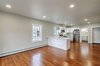Building Photo - 589 Public St