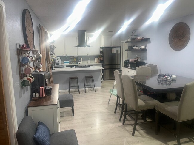 Foto del edificio - 2530 S Balboa Ave
