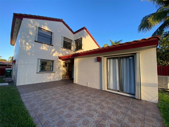 Foto del edificio - 18120 NW 63rd Ct