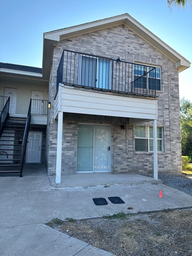 Building Photo - 1521 Oasis Dr