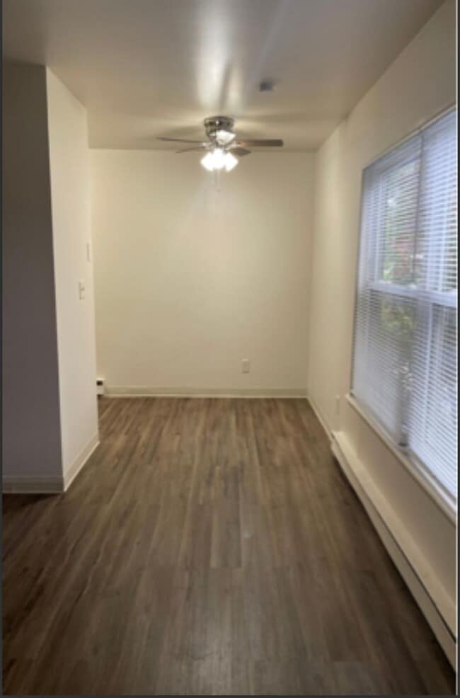Building Photo - Large 2 bedroom apartment with washer/dryer hookup