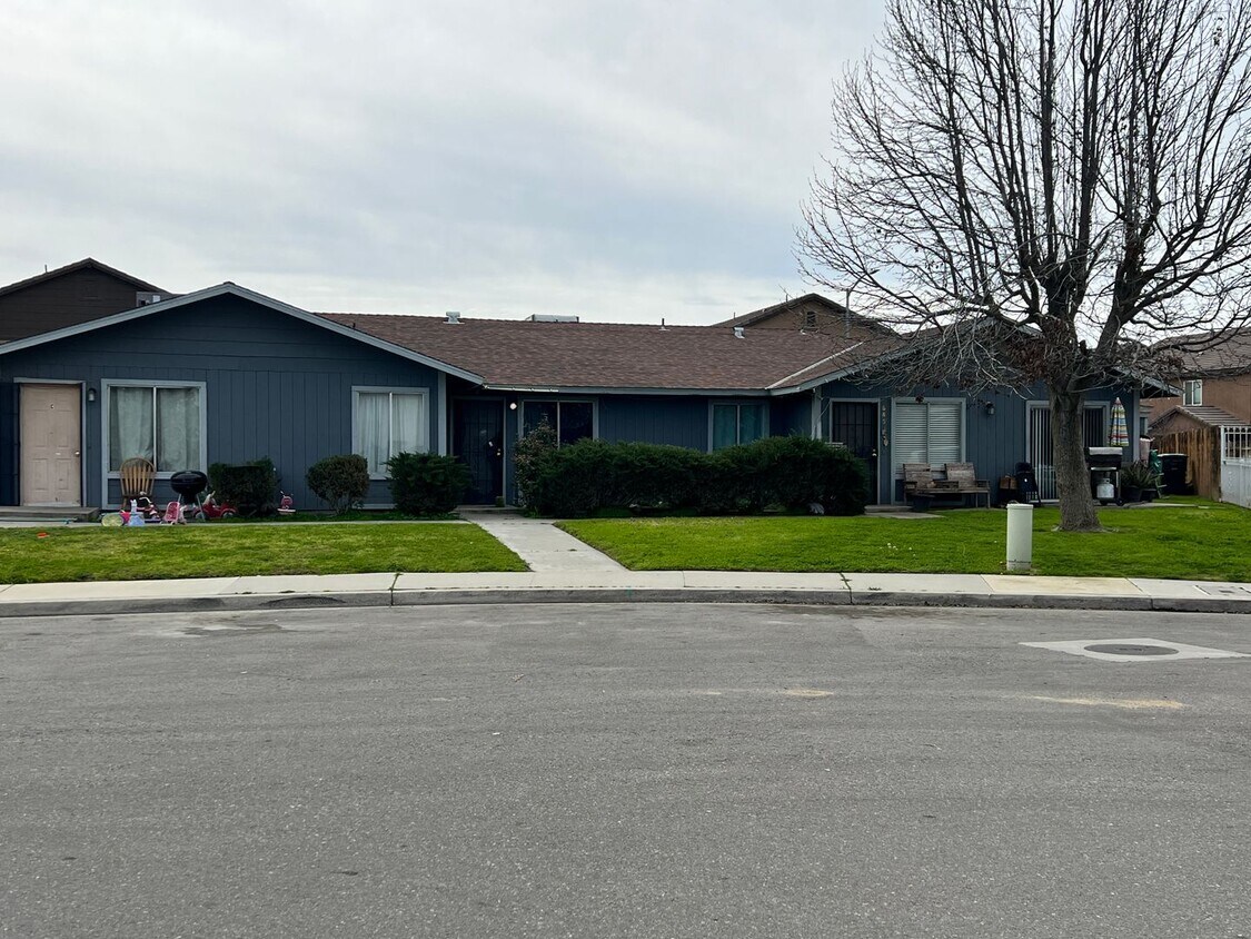 685 Woodside Dr Unit 685 Woodside B, Wasco, CA 93280 Room for Rent