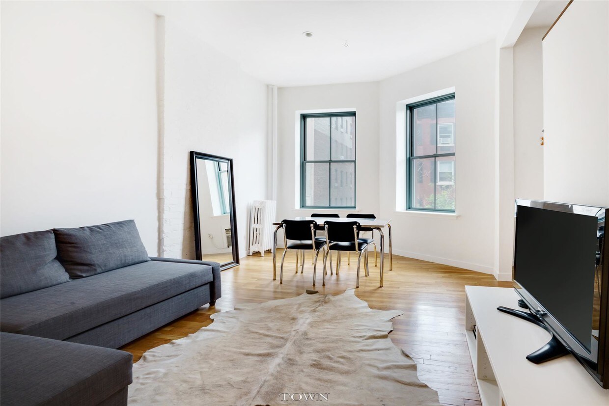 Primary Photo - 260 W 21st St