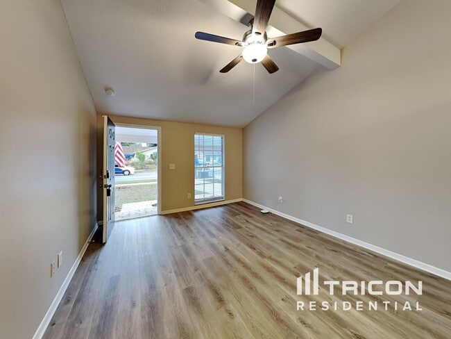 Building Photo - 16013 Woodpine Dr