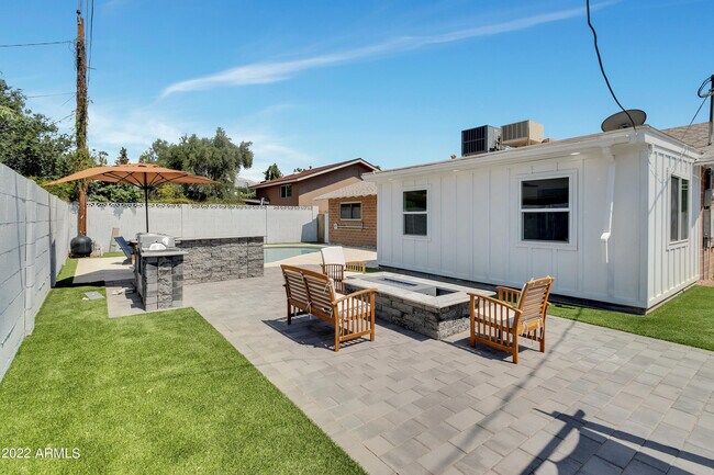 Building Photo - 8602 E San Miguel Ave