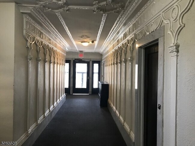 Building Photo - 22 St Lukes Pl