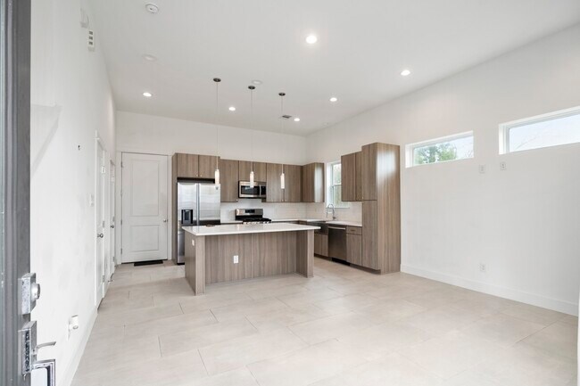 Foto del edificio - 594 Janisch Rd