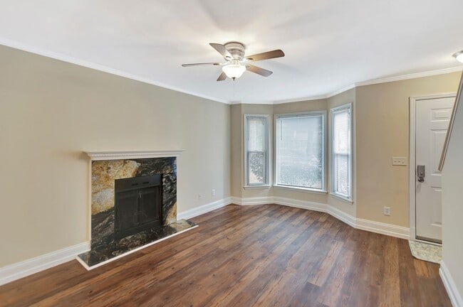 Building Photo - Charming 2BR End Unit Townhome in Prime Lo...