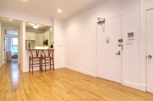 Building Photo - 1122 Hudson St