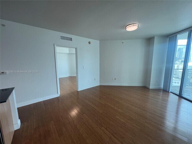 Foto del edificio - 350 S Miami Ave