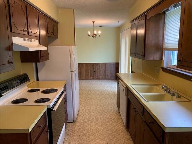 Building Photo - 2203 Pin Oak Dr