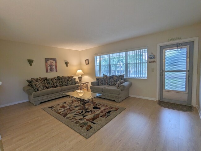 Brand New Floors - 113 Waltham E Apartment