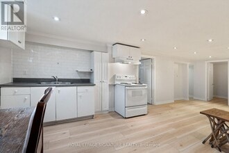 Building Photo - 865 Glencairn Ave