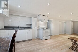 Building Photo - 865 Glencairn Ave