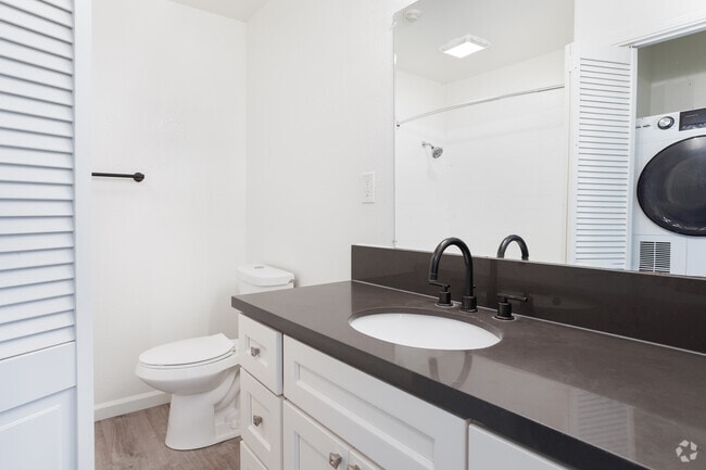 2BR, 1.5BA - 1000SF - Bathroom - Pacific Townhomes