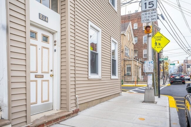 Photo - 814 28th St House