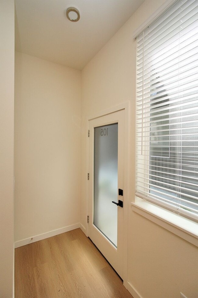 Interior Photo - tenin01