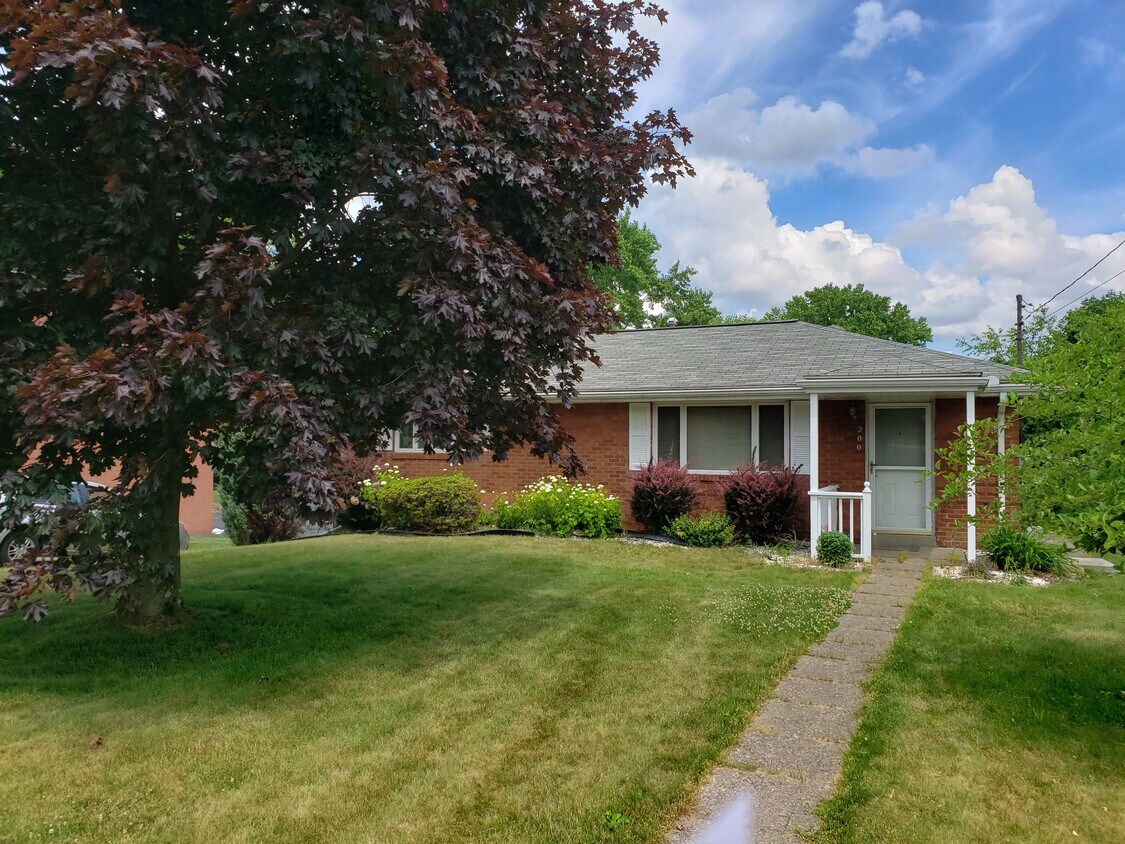 Primary Photo - 200 Bainbridge Dr