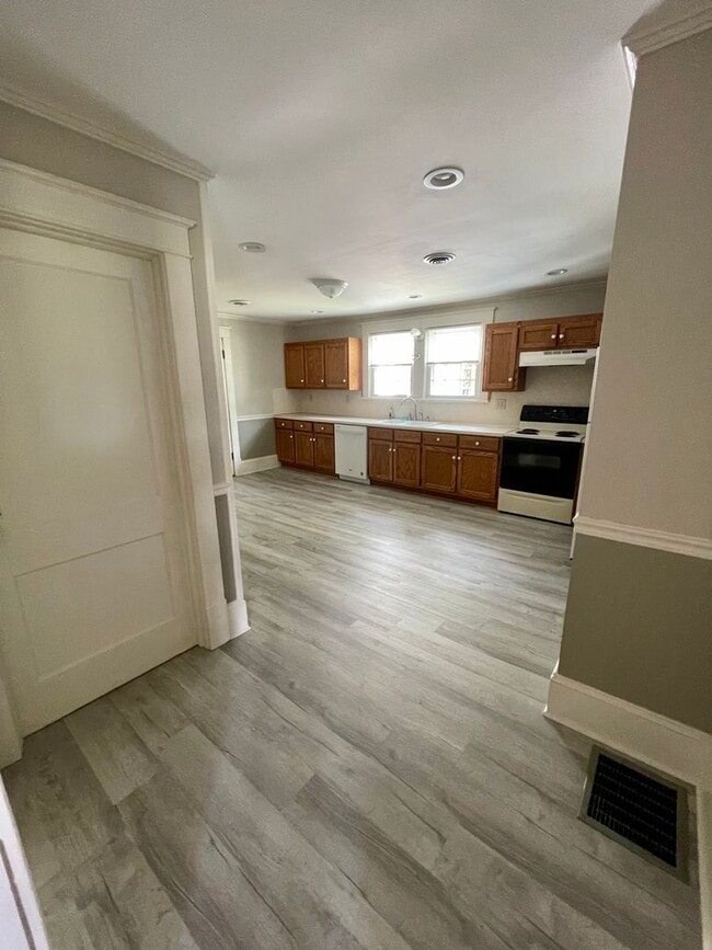 Foto del edificio - N Main Street China Grove NC, $1695 3br 2ba House