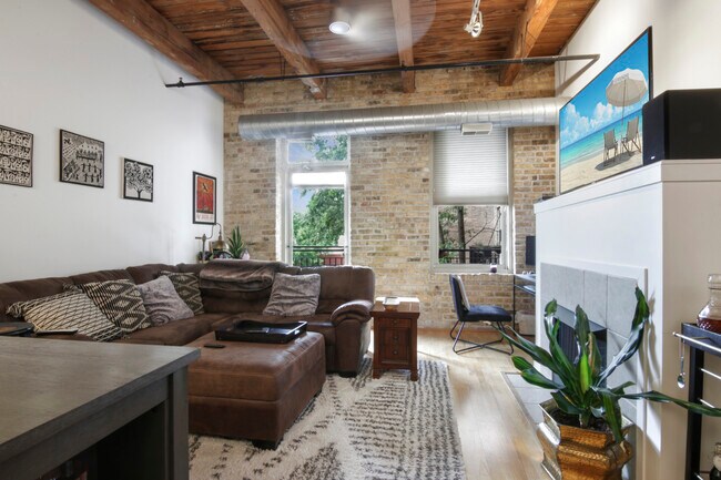 Foto del edificio - 1740 N Maplewood Ave