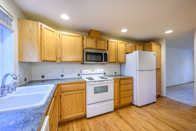 Foto del edificio - Well-maintained 3 bedrooms 2.5 bath townho...