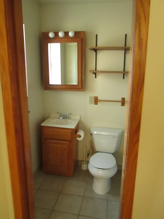 Building Photo - 605 Bremer St