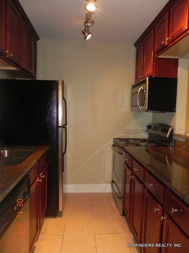 Building Photo - 2 Bedroom Condo  Near LSU in a Gated Commu...
