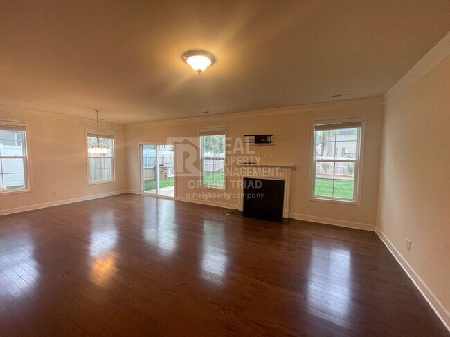 Building Photo - Breathtaking 4bd/3ba Deluxe home next to L...