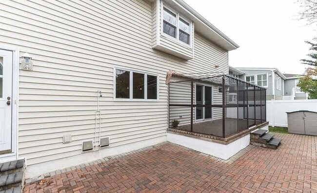Building Photo - 108 N Evergreen Ave