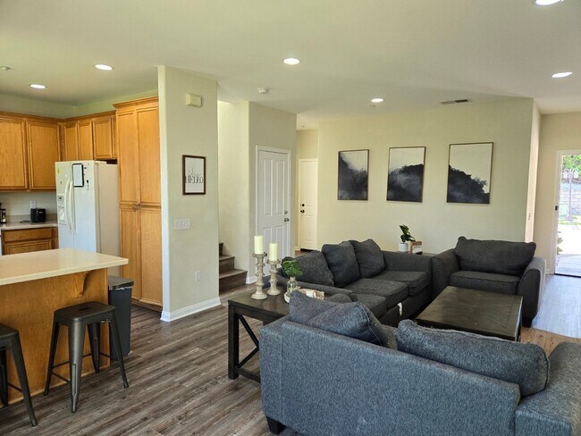 Building Photo - 4 BR 2.5 BA detached modern single-family home.