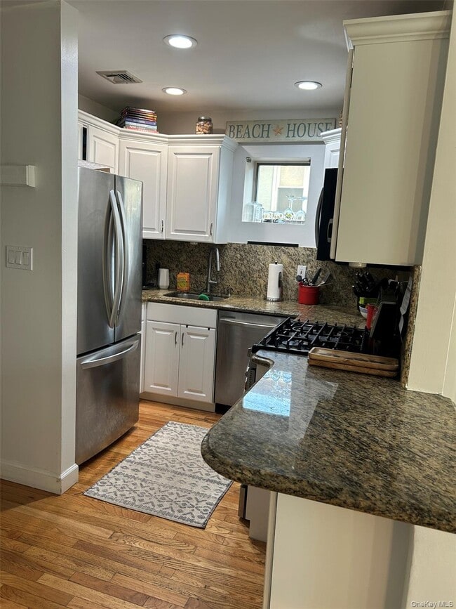 Building Photo - 663 E Broadway