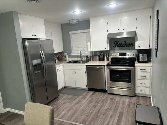 Building Photo - 1000 Merlot St