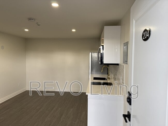 Building Photo - 7800 Lundy's Ln