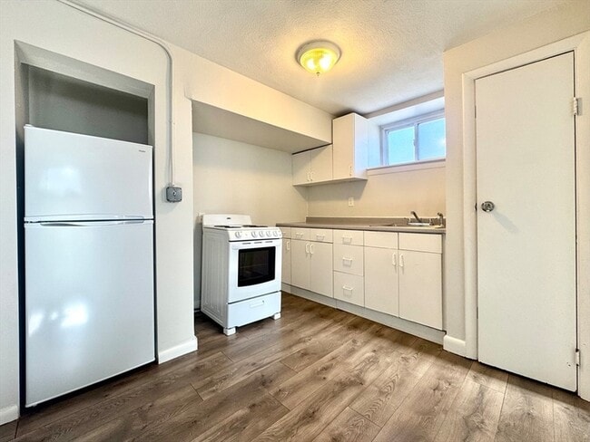 Building Photo - 16 Vinal St