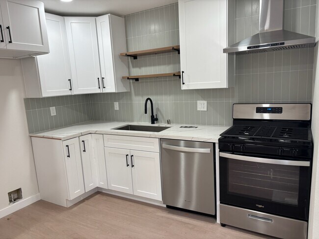 Cocina con electrodomésticos nuevos - 11940 Weddington St