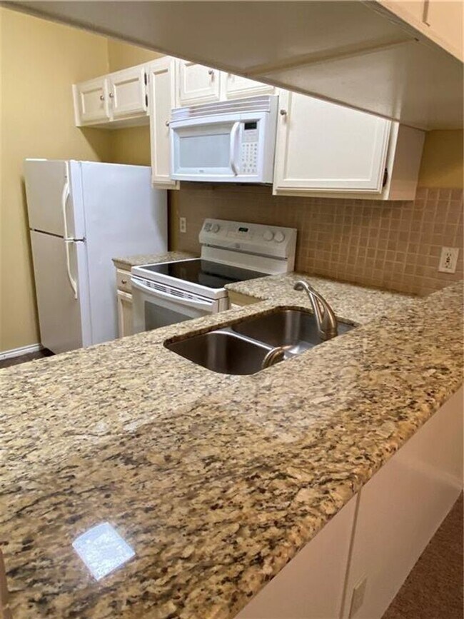 Building Photo - Wedgewood #311