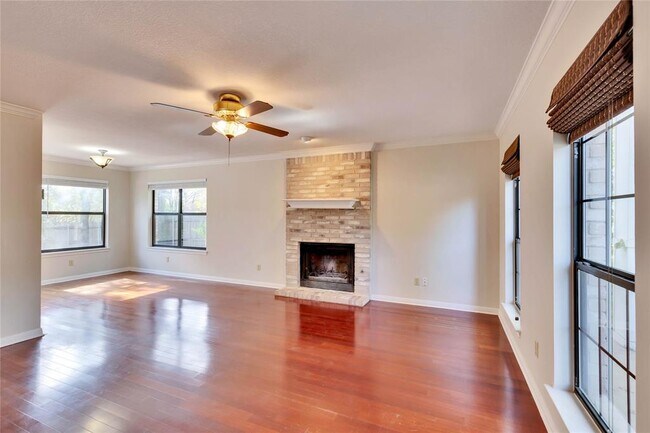 Foto del edificio - 8103 Doe Meadow Dr