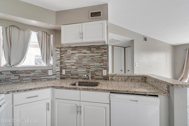 Building Photo - 1801 Island Club Dr