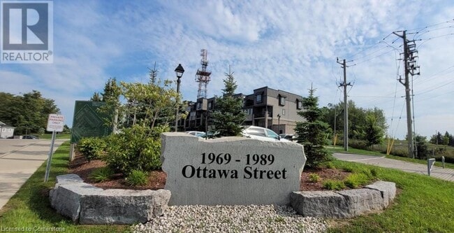Building Photo - 1989 Ottawa St S