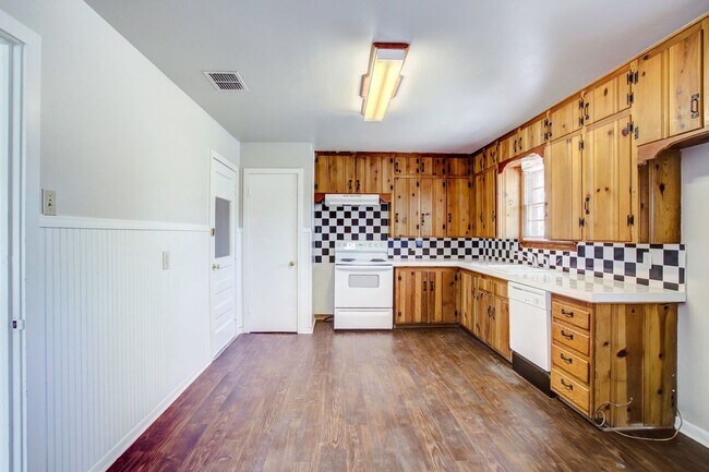 Building Photo - Nice Home in Established Area